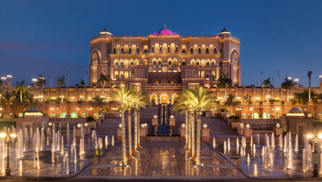 形同阿拉伯古典皇宫式建筑的阿布扎比酋长国宫殿酒店地处市中心黄金地段。
