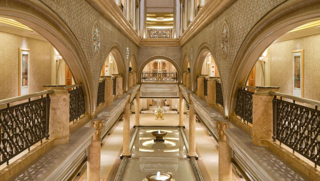酒店内的114座穹顶和1001件水晶吊灯无不彰显其富丽堂皇的装饰风格。
