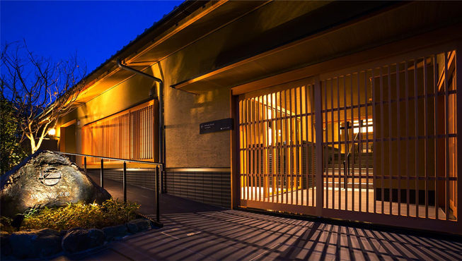 京都坂之酒店选址清水寺参道，自此前往清水寺仅约5分钟车程，建议清晨前往，避开人潮静心游览。