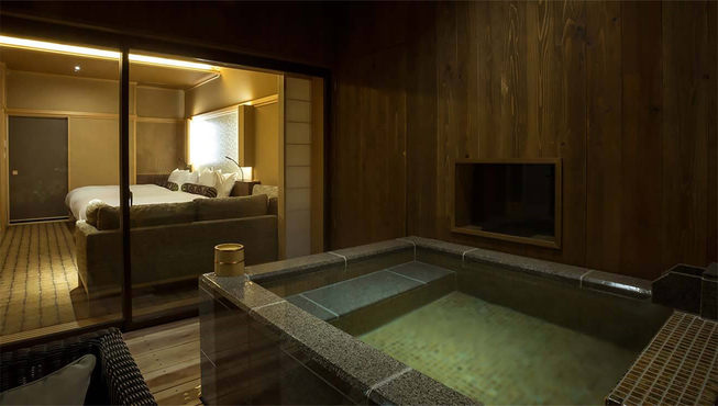 附设露天风吕的客室让人足不出户即可泡汤、放松。