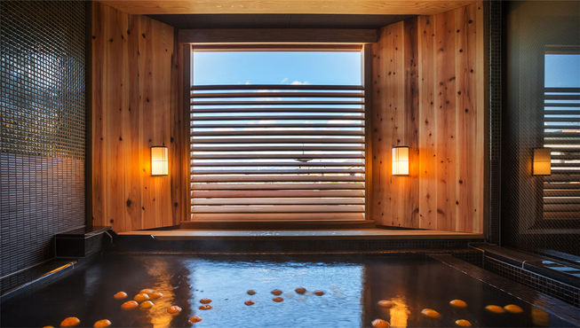 酒店的包租式泉池“荡八坂（tau-yasaka）”提供柚子浴、松叶浴、菖蒲浴等季节性汤浴。