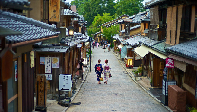 于亭台楼阁、走街串巷间蓦然回首，感受您所钟爱的古都意蕴。