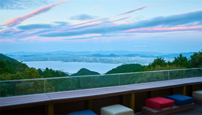 罗特尔德比睿酒店位于远离京都市区的比叡山山腹，临近世界遗产延历寺以及日本第一大湖——琵琶湖。