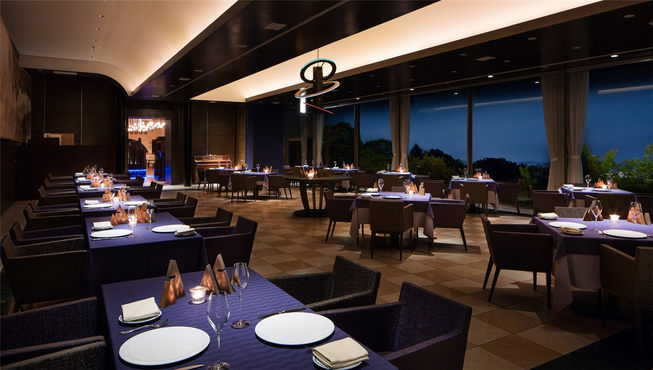 作为星野集团旗下主打美食的酒店，这里的料理长是曾供职于东京米其林法餐名店的冈亮佑。