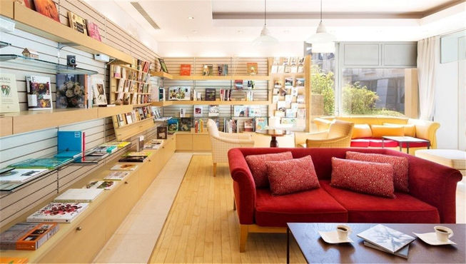 您可以在酒店的图书室里看一本好书，闲度时光。