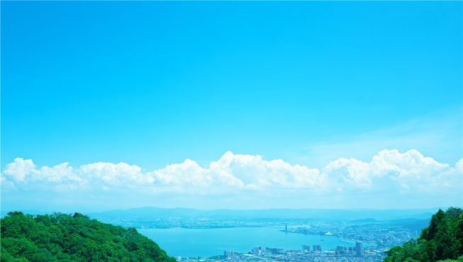 比叡山风景秀丽，东面是日本第一大湖——琵琶湖，而西面则是京都街市。