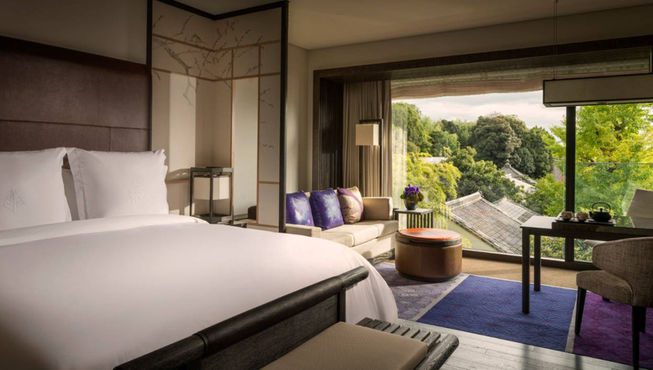 内饰沿袭了传统日式的极简风格，以简约的线条和陈设为主，另有手作纸灯与靠枕装点其中。