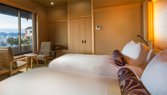 酒店共有38间30平方米以上的舒适客房，17种房型能满足不同住宿需求。