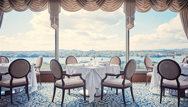 身处可欣赏英虞湾美丽夕阳景致的餐厅La Mer，您可以品尝使用最新烹饪技法的现代法式海鲜料理。