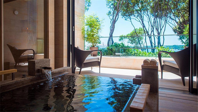 酒店分设本馆和别馆，每栋建筑各有4间景观客室，其中，别馆的4间客室均附设风吕。