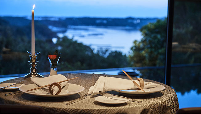 您可以在私人空间里一边赏景，一边享用精致早/晚餐美味。