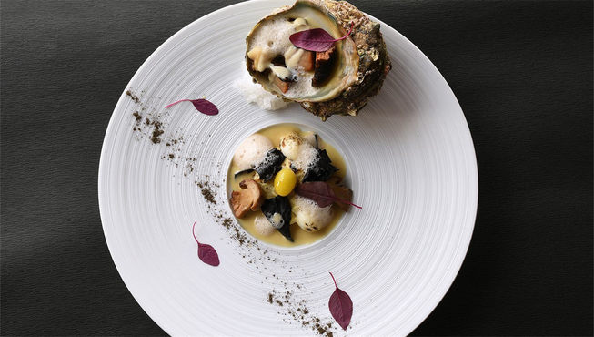 三重县自古就被称为食材宝库，主厨精选伊势龙虾、松阪牛等当季县产食材，为您奉上精美的西式料理。