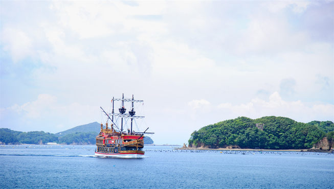 您可以乘船穿行于由较深海湾与大小零落的岛屿形成的里亚式海岸。