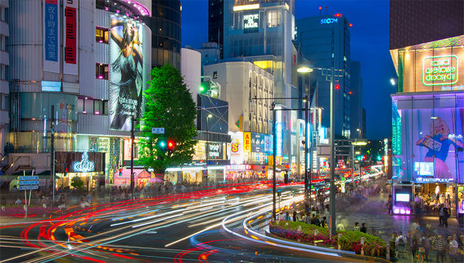 夜幕霓虹下，这座城市开始散发出另一种迷幻色彩，让人无限沉醉。