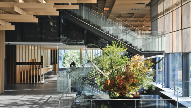 酒店由隈研吾亲自操刀，整体设计彰显了对自然与环保的无限热衷，细节处可见低调、奢华的日式元素。