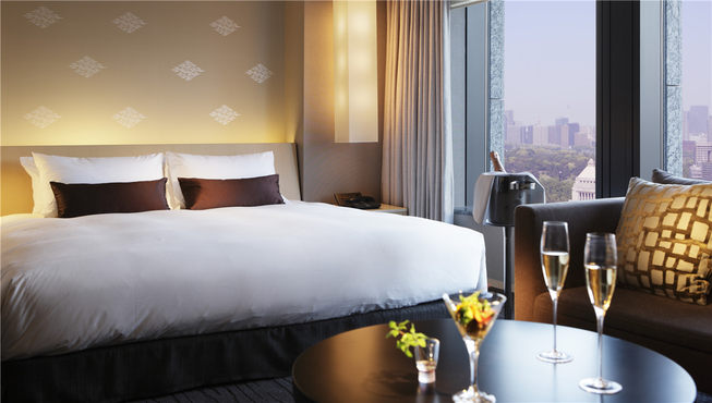 酒店一开业即入选米其林红五星名录，共有251间客/套房。