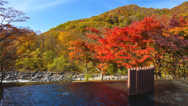 每年4月上旬至11月中旬，身处溪流景观露天温泉能将流经眼前的奥入濑溪绝景尽收眼底。