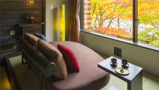 190间和/洋式客室设计上多选用具有青森元素的内饰，在房间内即可欣赏奥入濑的丛林或溪流景致。