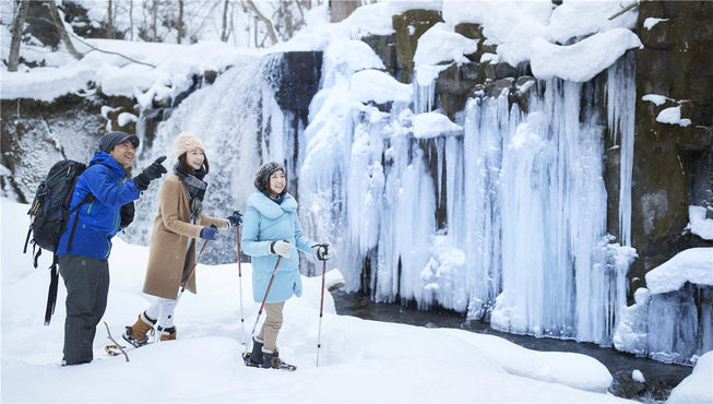 雪地健行或冰瀑观览可是不容错过的冬日活动。