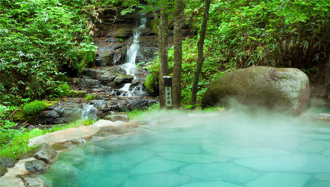前往充满野趣的露天风吕“八重九重之汤”，一边欣赏九重瀑布在眼前飞泻而下，一边享受疗愈温泉。