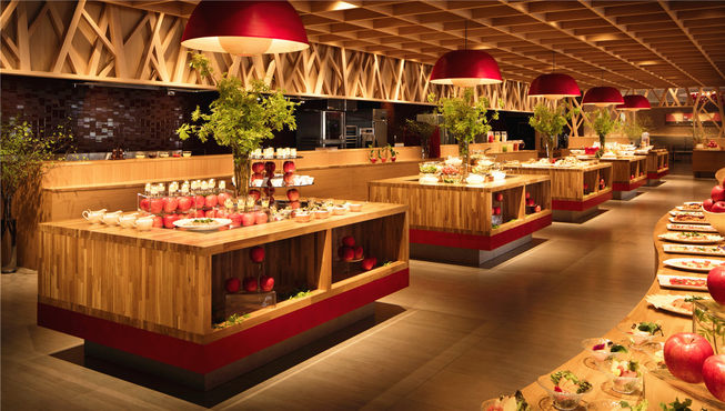 个性自助餐厅“青森苹果厨房”内满是温馨的木质元素和苹果内饰，您可以在此品尝原创苹果料理。