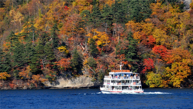乘船游览十和田湖，观四季交迭构筑的迥异美景。