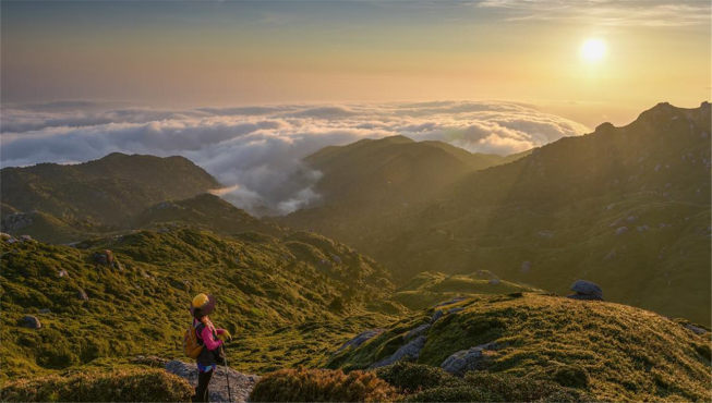 屋久岛75%的面积为山岳地带，其中包括九州高峰——宫之浦山，被誉为“海上阿尔卑斯”。