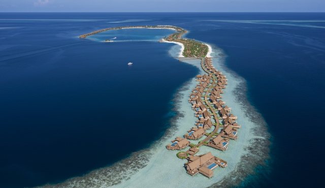 Ithaafushi位于一片形状颇为奇特的泻湖之上，横跨三个岛屿和一座私属珊瑚礁