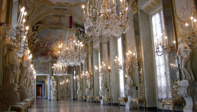 毗邻大教堂的米兰王宫如今是重要的文化地标，是全球最炙手可热的艺术大展必到的一站。