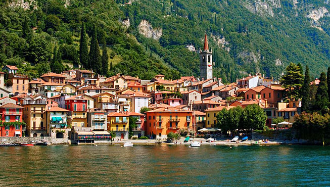 被别墅、花园与村庄环绕着的科莫湖为宾客提供了丰富的绝美景致、远足径、划船以及其他水上活动的场所。