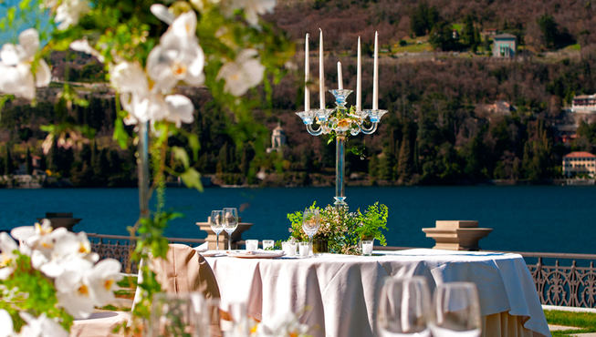 酒店享有科莫湖景致，是乔治•克鲁尼、麦当娜、理查德•布朗森等名人光顾的奢华避暑胜地。
