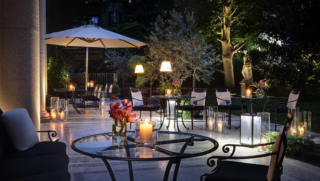 在冬季花园或百年老树的树荫下品尝酒窖中的优质葡萄酒或您挑选的鸡尾酒，尽情恣意放松。