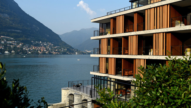 Il Sereno Lago di Como，整个酒店随处可见的超大落地窗户，让它像一座水晶房子，在里面如同置身于观景平台上，全方位的坐享科莫湖美景。