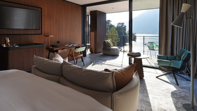 Patricia Urquiola设计师非常崇尚自然元素，所以IL Sereno Lago di Como内多用木材、石头和羊毛等天然元素装点，虽然主色调呈灰白色，但是却不会给人冷漠之感，反而自有一番时尚舒适。