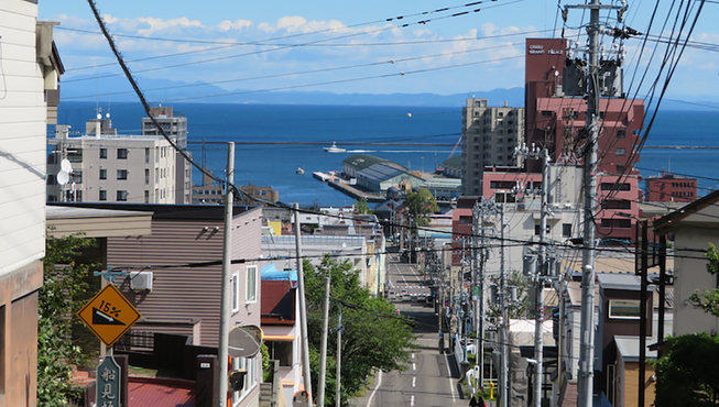 位于北海道西部，面临石狩湾的小樽还有“坡城”之称，城内多坡路。