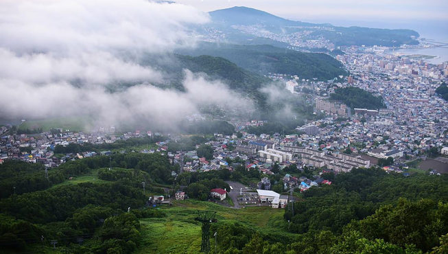 从天狗山俯瞰，整座城市像一个微型花园，在晴朗的日子里，您可以欣赏到小樽港、石狩湾的全景。