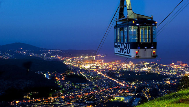 夜间乘坐上下山的缆车，可以欣赏到被称为“北海道三大夜景”之一的小樽夜景。