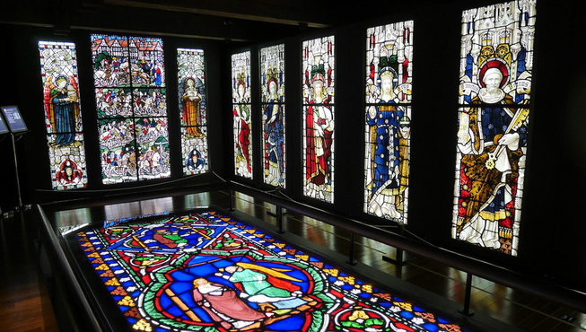 小樽艺术村由4栋运河上的历史建筑组成，收藏了从19世纪末到20世纪初，大约有140面彩绘玻璃窗艺术品。