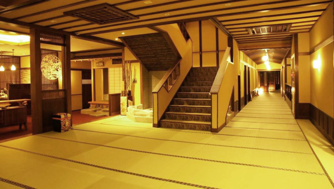 久负盛名的日式旅馆宏乐园，将町屋作为主要建筑，营造古朴的京都商贾庭园。