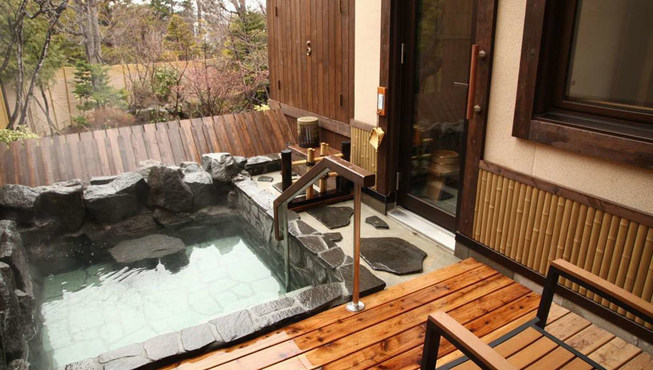 旅馆内有35间客房，28间都配备了露天浴池。