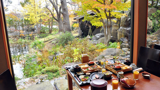 餐厅正对花园，春天可以赏樱，夏天可以观紫藤和山茶花，秋天的红叶和冬天的皑皑白雪也是不能错过。