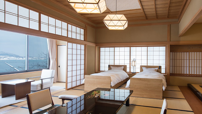 银鳞庄位于海拔60米的高地，被石狩湾环绕，四周是一望无际的碧蓝海水和天空。