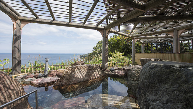 旅馆的温泉来自私人泉源，引地下1300米的泉水入浴。最具特色的当属露天浴池，用北海道收集到的石头砌成。