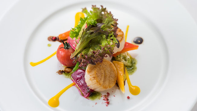 旅馆内的餐厅提供怀石料理和法国美食，充分利用当季食材。