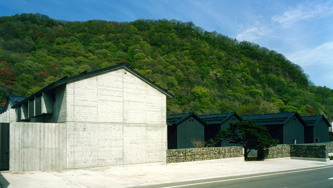 借助朝里川和周边的大山，以仓库为建筑原型，把各个“小仓库”用走廊连接到一起，建成的一个放松身心的度假好去处——小樽旅亭 藏群。