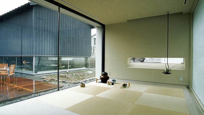 极具现代感的外部设计，内部却保留了日式风格，茶室的极简通透让人身心舒畅。
