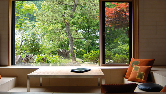 每个房间都配置了古董家具，配合周围的怀旧氛围，内饰全部采用的是对人体无害的材料。