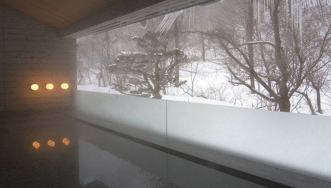 藏群的露天温泉正对花园，可以享受到朝里川的四季，小树发芽的春天到初夏的新绿，秋天的红叶到冬天的雪白，一年四季透露着无穷魅力。