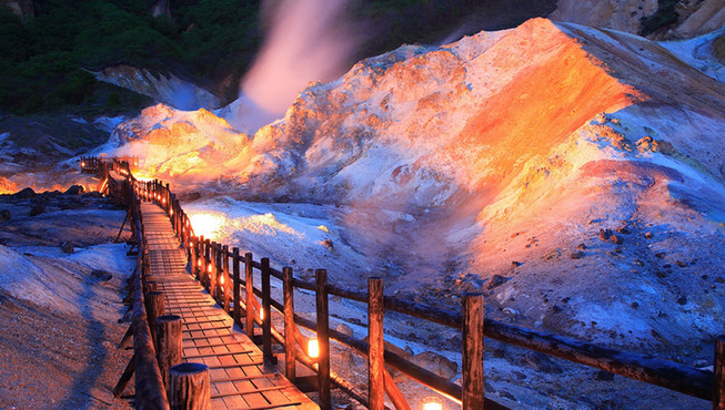 地狱谷每天日落到晚上10点灯火亮起，沿着步道形成“鬼火之路”，暗黑中弥漫着神秘虚幻的气氛。