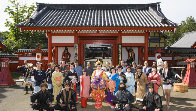 登别伊达时代村的街上行走着江户装束的“古人”，游人可以与他们合影，也可以亲身体验日本的茶道、江户时代的饮食等。